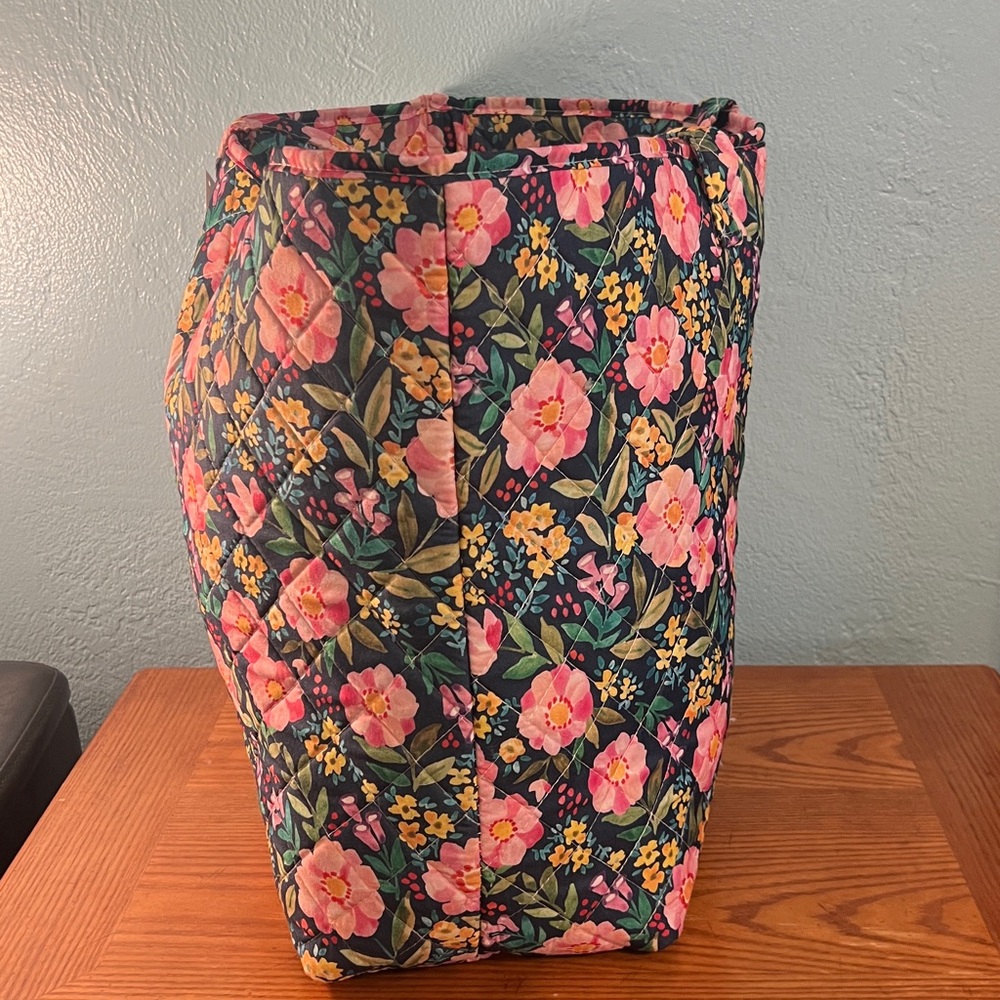 Virah Bella, Jane Quilted Floral Tote Bag (16”x17”x8”) 100% Polyester NWT - Picture 5 of 11